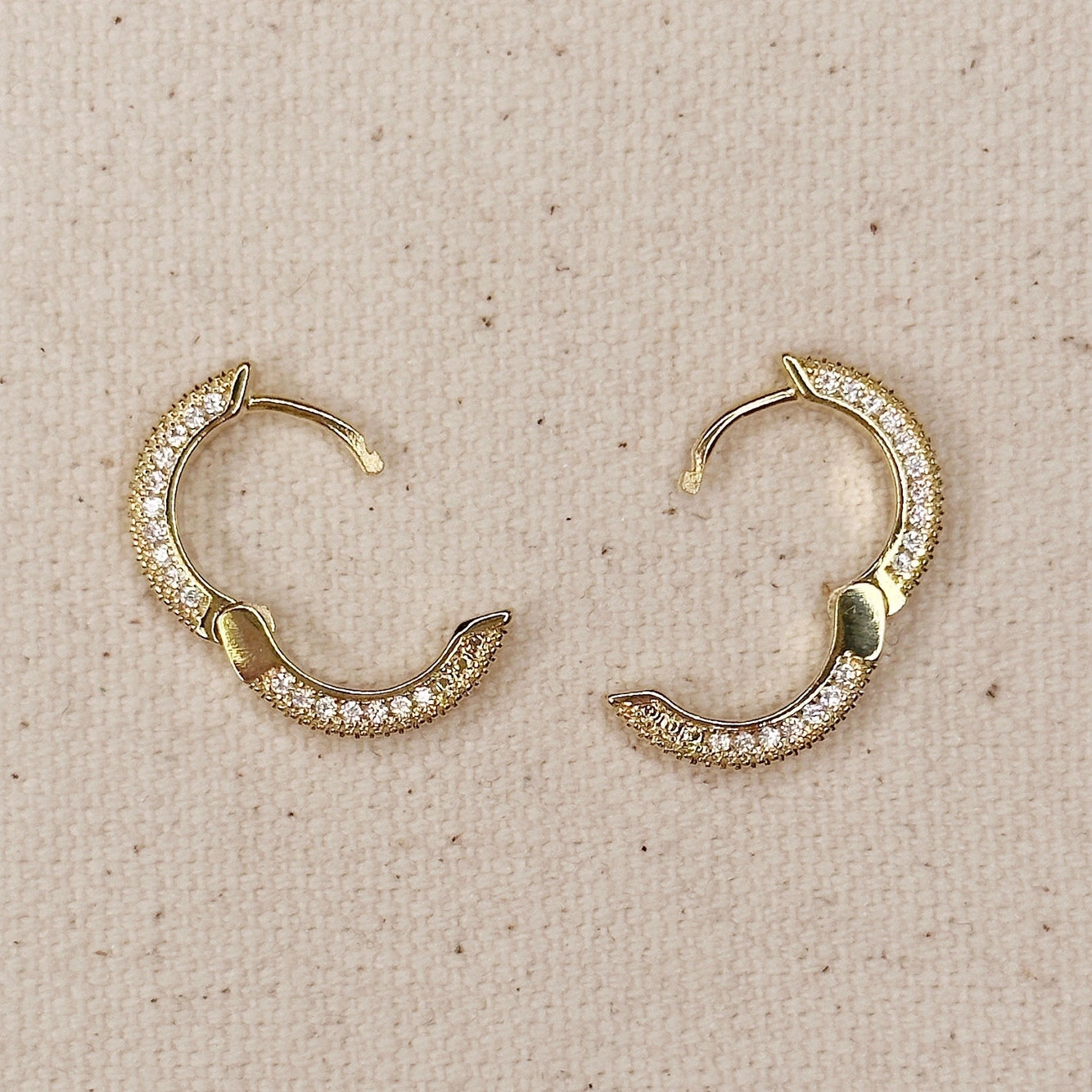 Que Fancy - Clicker Hoop Earrings